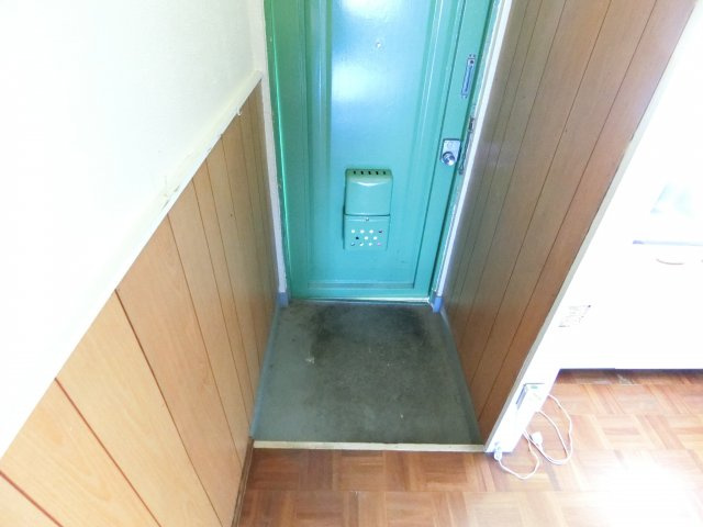 ひとみマンションの玄関