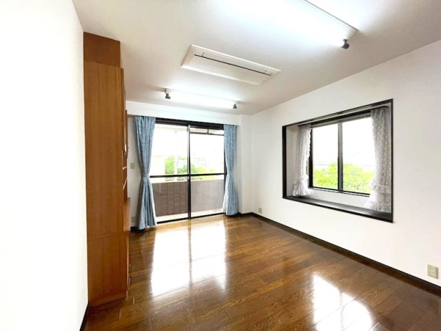 メゾン呉藤の洋室|明るい洋室です