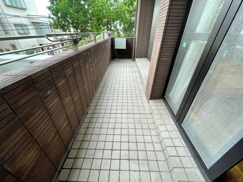 メゾン呉藤のバルコニー|暖かな日差しのふりそそぐバルコニー