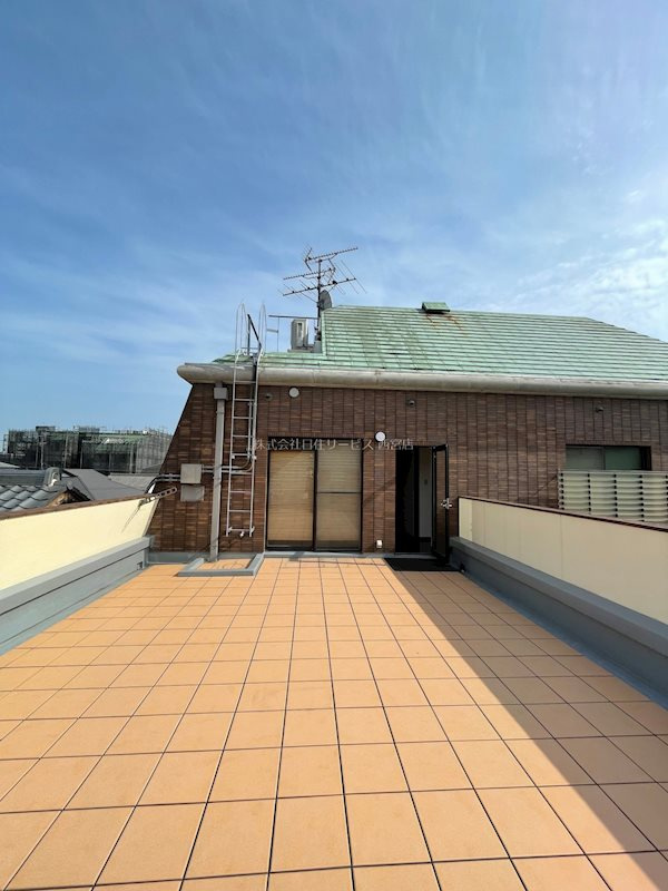 メゾン呉藤のバルコニー|落ち着いた時間を過ごせる20帖の広いルーフバルコニーです