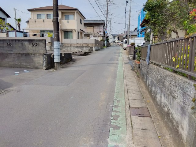 売土地　三島市徳倉5丁目の前面道路含む現地写真|小・中学校まで徒歩15分圏内です。近くに公園があります。お子さんを安心して遊ばせることができます。