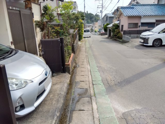 売土地　三島市徳倉5丁目の前面道路含む現地写真|間口が広々としています。車の出入りがスムーズに行えます
