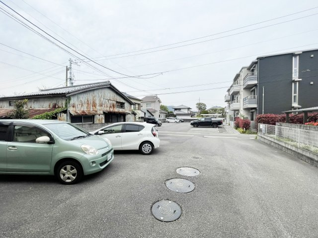 シャーメゾン安宅の駐車場