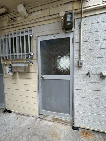 新和歌ハイツのエントランス