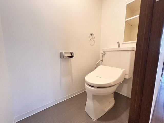 グランステイツ六甲・桜通のトイレ|トイレ背面には収納スペースがありトイレットペーパーなどおいておけますね♪