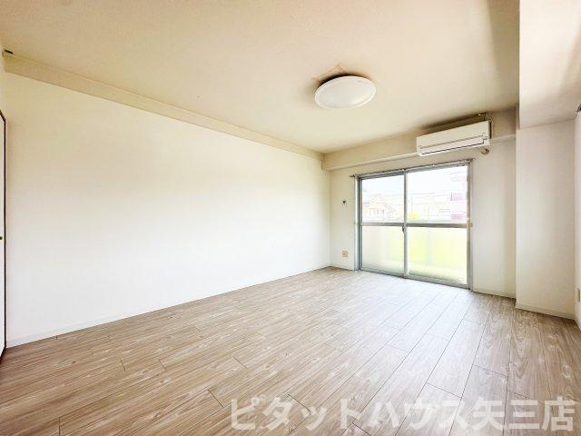 パールメゾンIIの居間・リビング|こちらの居間で趣味の時間をお楽しみください