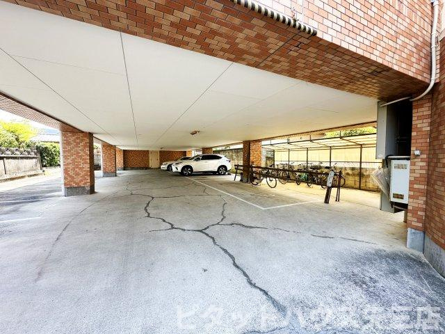 パールメゾンIIの駐車場|車をお持ちの方に嬉しい駐車場付きの物件です