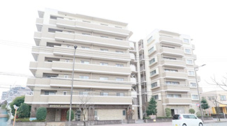 【外観】 | 買い物至便な好立地。小学校が近くお子様の通学も安心です。敷地内駐車場に空き有【ペット飼育OK】