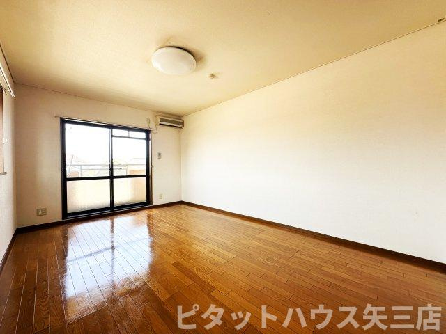 リファインハイツの居間・リビング|こちらのリビングで趣味の時間をお楽しみください