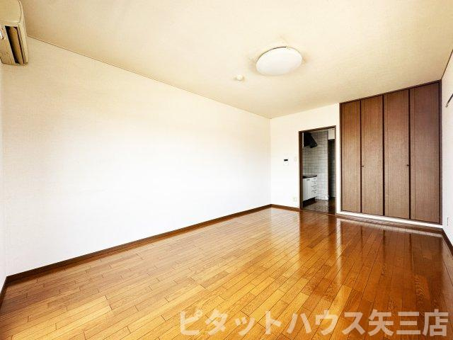 リファインハイツの居間・リビング|ゆったりとした居間です