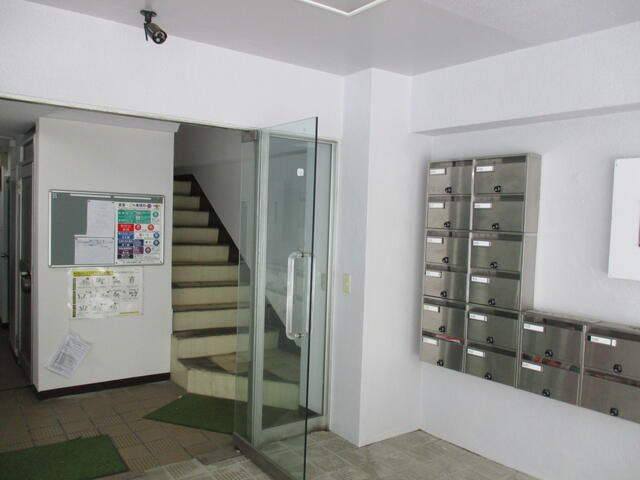 興和マンションのロビー