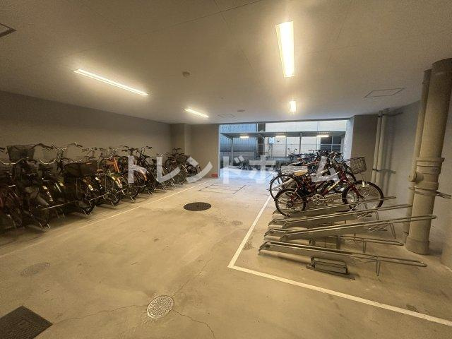 エスリード大阪ドームCERCAの駐車場