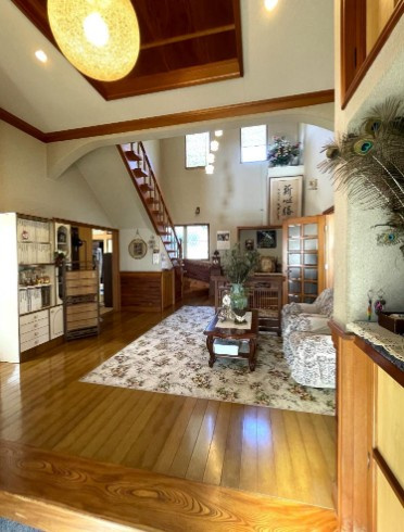 【中古】鶴ヶ島市下新田中古住宅の玄関|広々した解放感ある玄関ホールです！