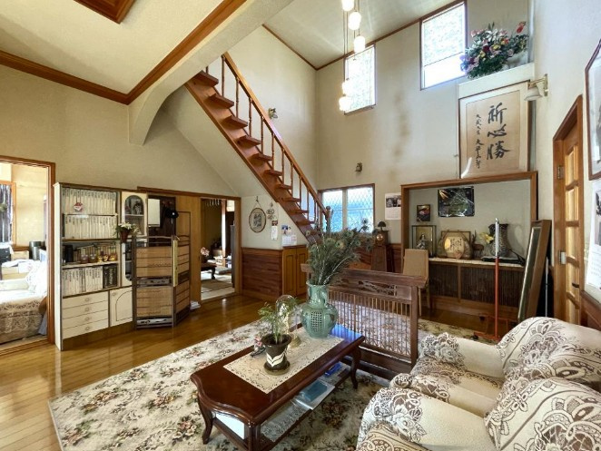 【中古】鶴ヶ島市下新田中古住宅の玄関|ホールっもこだわりの空間♪
窓も多く採光・採風しっかりとれています♪