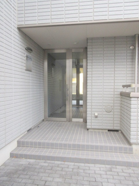 レディオコート桜小路のエントランス|オートロック付エントランス