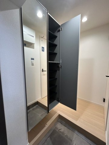 【玄関】 | 大町団地 21 | 収納力に優れた玄関でいつでも片付いた状態でお客様を迎えられます