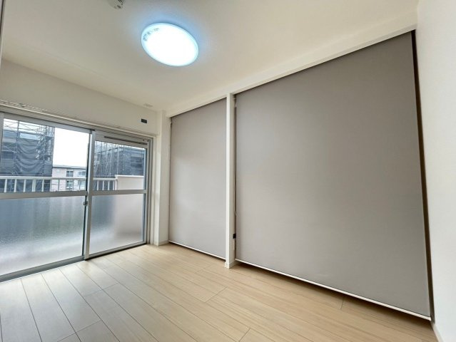 【洋室】 | 大町団地 21 | 5.7帖の洋室。バルコニーに面した明るい洋室で換気や採光ばっちりです！