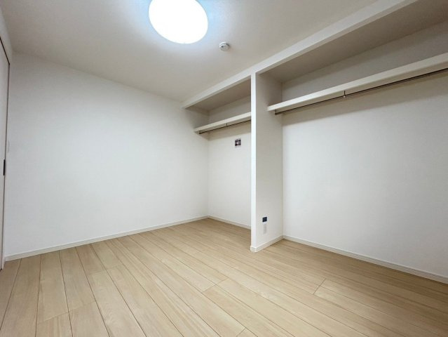 【洋室】 | 大町団地 21 | 6.5帖の洋室。収納スペースも設けられているため、居住スペースは広くお使いいただけます