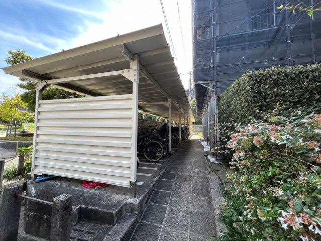 【駐輪場】 | 大町団地 21 | 屋根付きの駐輪場なのでサドルが濡れるのを防げます