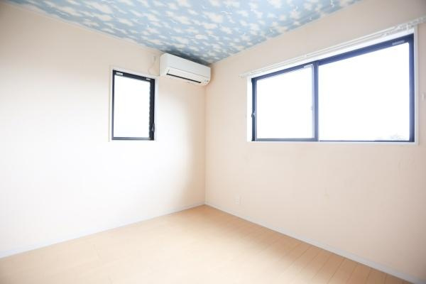 別府南立石　中古の洋室|天井の雲模様が印象的な洋室です。二面採光により室内が明るく感じられます。エアコン付きで季節を問わず快適に過ごせます。シンプルな床と壁でインテリアのアレンジも楽しめます。