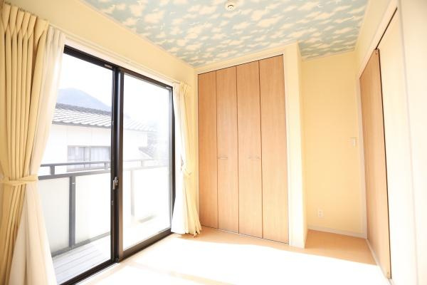別府南立石　中古の洋室|天井のデザインが特徴的な洋室です。大きな窓から光が差し込み室内が明るく感じられます。クローゼットも備わっているため収納にも便利です。バルコニーへの出入りもスムーズです。