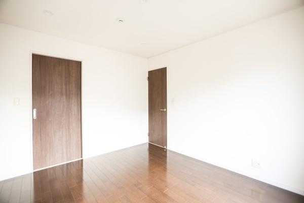 別府南立石　中古の洋室|約4.5帖の洋室。窓から差し込む自然光が心地よいです。クローゼットも完備されており、収納力も十分です。