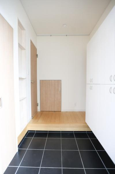 別府南立石　中古の玄関|玄関入るとすぐのところにお手洗いがありトイレを出た時はもちろん、帰宅したときの手洗いにも便利です♪