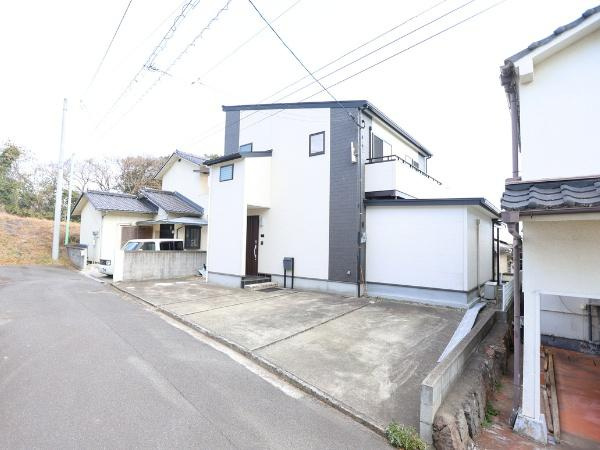 別府南立石　中古の前面道路含む現地写真|前面道路は広さがあり車の出し入れにも便利です。敷地もゆとりが感じられます。3台分の駐車スペースも確保されています。