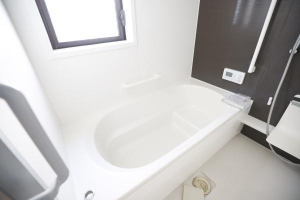 別府南立石　中古の浴室|明るい採光が特徴的なバスルームです。シンプルですっきりとしたデザインが落ち着いた空間を演出しています。お手入れしやすい設備が整っています。壁面に手すりやコントロールパネルが設置されています。