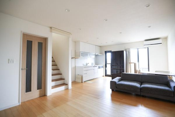 別府南立石　中古の居間・リビング|キッチンとつながる造りで、配膳や片付けもスムーズ◎
