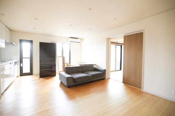 別府南立石　中古の居間・リビング|17帖リビングと洋室がひと続きになった、広がりのある間取り。
自分好みのインテリアや家具を置いて、家族のライフスタイルにぴったりの空間をつくりませんか？