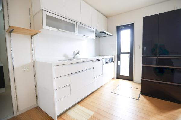 別府南立石　中古の居間・リビング|広めの作業スペースを確保したキッチンは、料理がしやすく、複数人での作業や調理道具の使用もスムーズ。余裕のある幅で家事が効率よく進み、料理の幅が広がります。