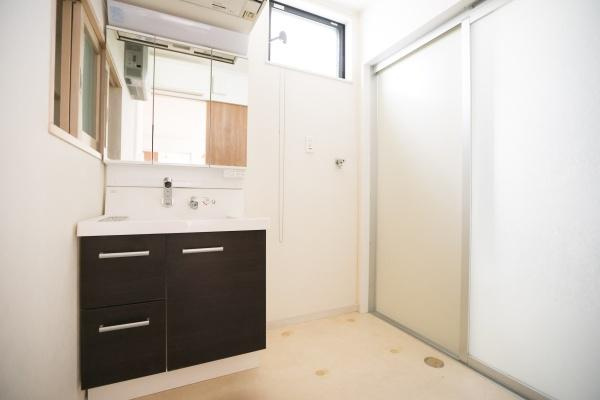 別府南立石　中古の独立洗面台|広い洗面室で効率的に収納スペースを作れます！自分のスタイルに合わせて収納を配置し、毎日の生活を快適にサポートします。