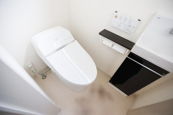 別府南立石　中古の浴室|こちらはベンチタイプの浴槽です。腰をかけてゆっくりリラックスでき、長時間の入浴も快適に過ごせます。お子様と一緒に入浴する際や、半身浴を楽しむ際にも便利なデザインです。