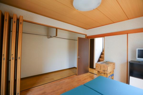 下郡　中古住宅の洋室|壁面いっぱいにクローゼットが♪