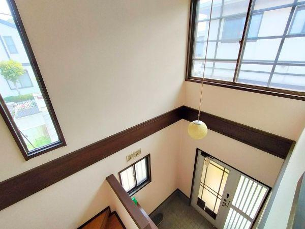 下郡　中古住宅の内装|吹き抜けから入る暖かな光♪
