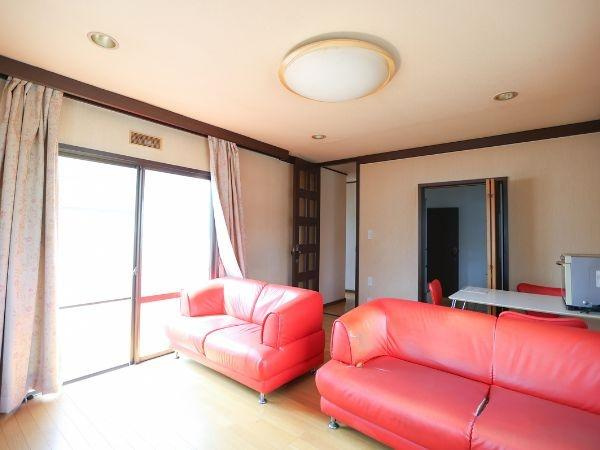 下郡　中古住宅の居間・リビング|3面採光で風通しも良く、明るい雰囲気♪