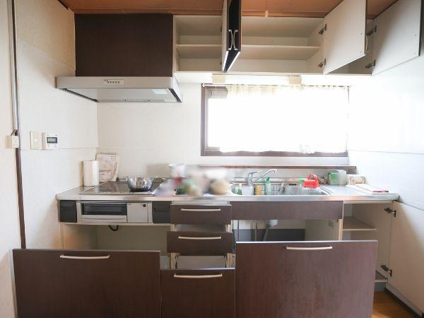 下郡　中古住宅のキッチン|吊戸棚もあり、収納豊富！