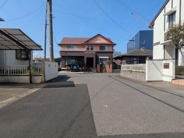 下郡　土地の前面道路含む現地写真|左側が対象物件