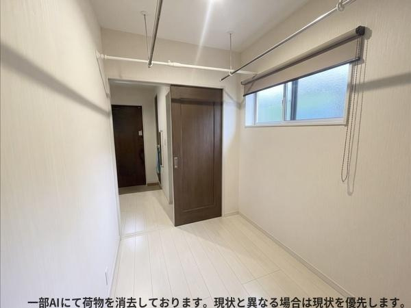 下郡山の手　中古戸建の収納|シンプルなデザインで整えられた収納スペースです。窓から自然光が入るため明るい印象を与えます。ハンガーパイプが設置されており衣類などの整理にも便利です。
