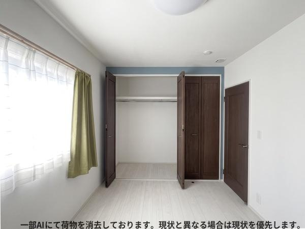 下郡山の手　中古戸建の収納|大きく開くクローゼット扉が特徴的です。室内の色使いが落ち着いた印象です。収納スペースがしっかり確保されています。片付けがしやすい造りが魅力です。