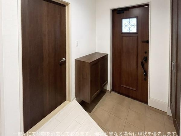 下郡山の手　中古戸建の玄関|落ち着きのある木目調の玄関ドアと収納が特徴的です。すっきりとした空間で毎日の出入りがしやすい設計です。シンプルな造りが幅広いインテリアに調和します。空間が明るく清潔感があります。
