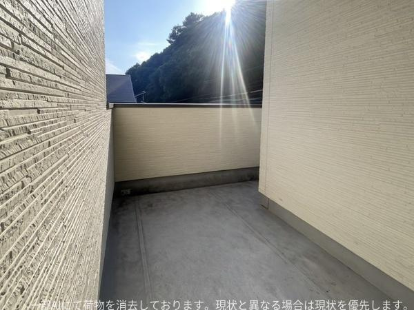 下郡山の手　中古戸建のバルコニー|日当たりの良いバルコニーは開放感を感じられる空間です。清潔感のある壁と床で使いやすさが魅力です。周囲の景色も楽しめる設計です。無駄のないレイアウトでさまざまな用途に対応できます。