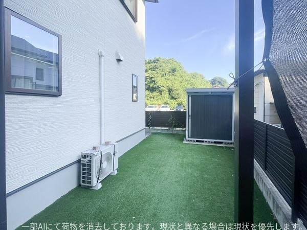 下郡山の手　中古戸建の庭|建物の側面にある庭はすっきりとした人工芝が敷かれておりメンテナンスも手軽です。日当たりも十分に感じられるため開放感のある空間となっています。シンプルなデザインで様々な用途に対応できます。