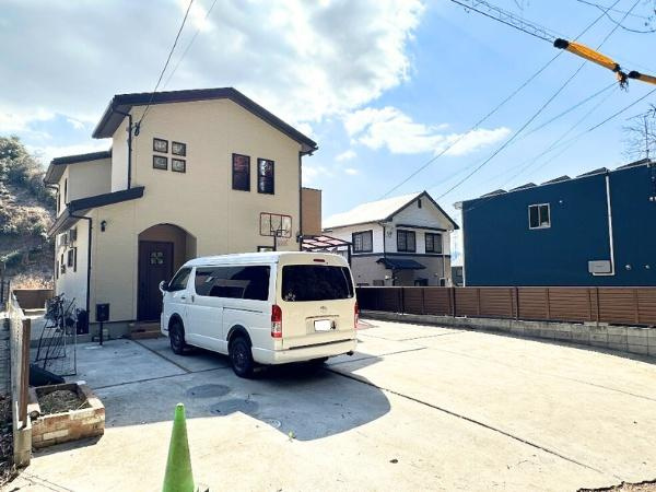 下郡山の手　中古戸建の駐車場|6台駐車可能な広々とした駐車場、ご家族の車や来客時も安心♪