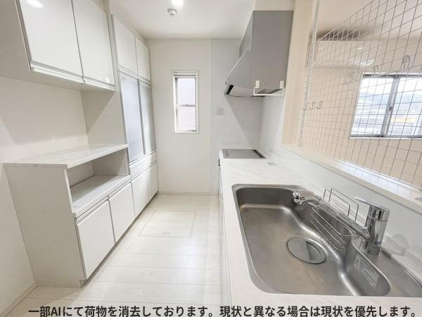 下郡山の手　中古戸建のキッチン|明るい色合いのキッチンで清潔感があります。大きめのシンクが配置されており調理スペースも確保されています。収納も豊富で整理整頓しやすい環境です。通風や採光にも配慮された設計となっています。