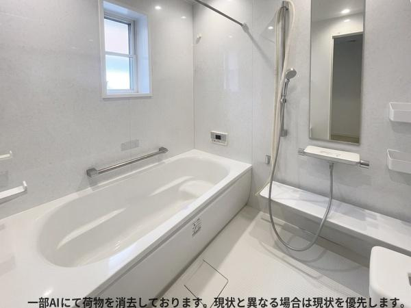 下郡山の手　中古戸建の浴室|明るいバスルームは清潔感のあるシンプルなデザインが魅力です。窓付きでしっかり換気ができ浴槽とシャワースペースが分かれていて使い勝手も良好です。壁面の収納棚や鏡も備わっており日々の入浴が快適に行えます。
