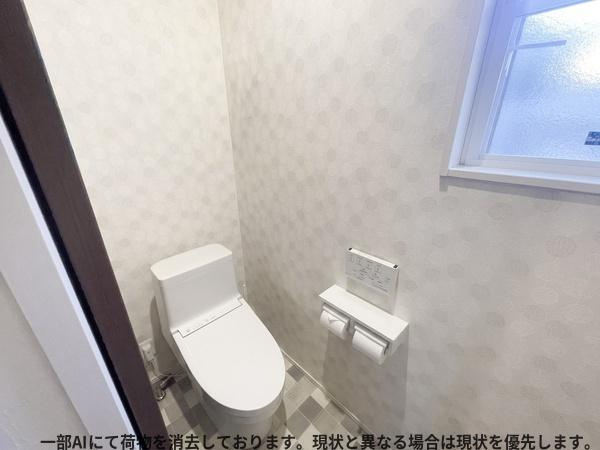 下郡山の手　中古戸建のトイレ|トイレはシンプルで清潔感のある空間です。窓があり換気がしやすい点が特徴です。壁紙の柄がアクセントとなっており落ち着いた雰囲気です。