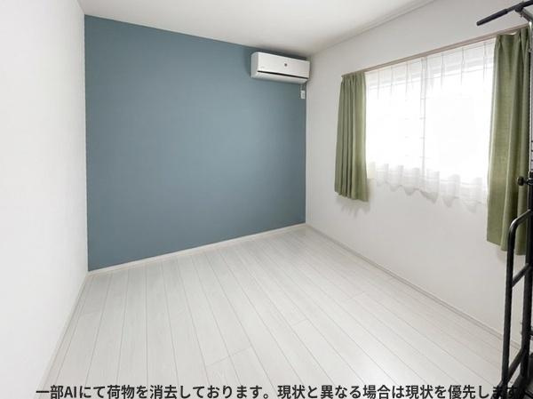 下郡山の手　中古戸建の洋室|洋室にはアクセントクロスが施されシンプルながらも洗練された雰囲気です。明るい光が入る窓から開放感を感じられます。床は明るいトーンで統一され清潔感があります。