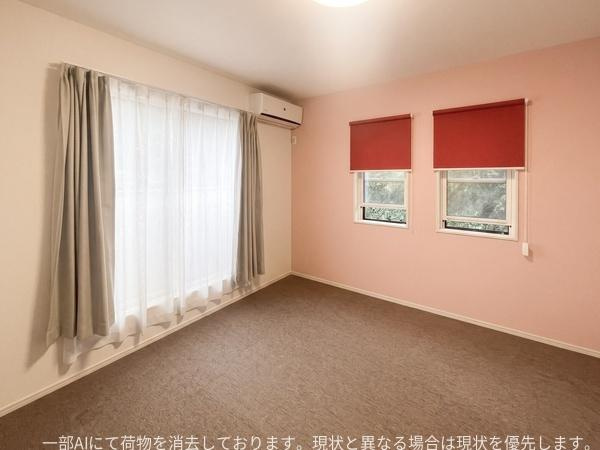 下郡山の手　中古戸建の居間・リビング|シンプルなデザインでまとめられた洋室です。大きな窓から自然光が取り入れられるため室内が明るい空間です。赤いブラインドがアクセントとなっています。